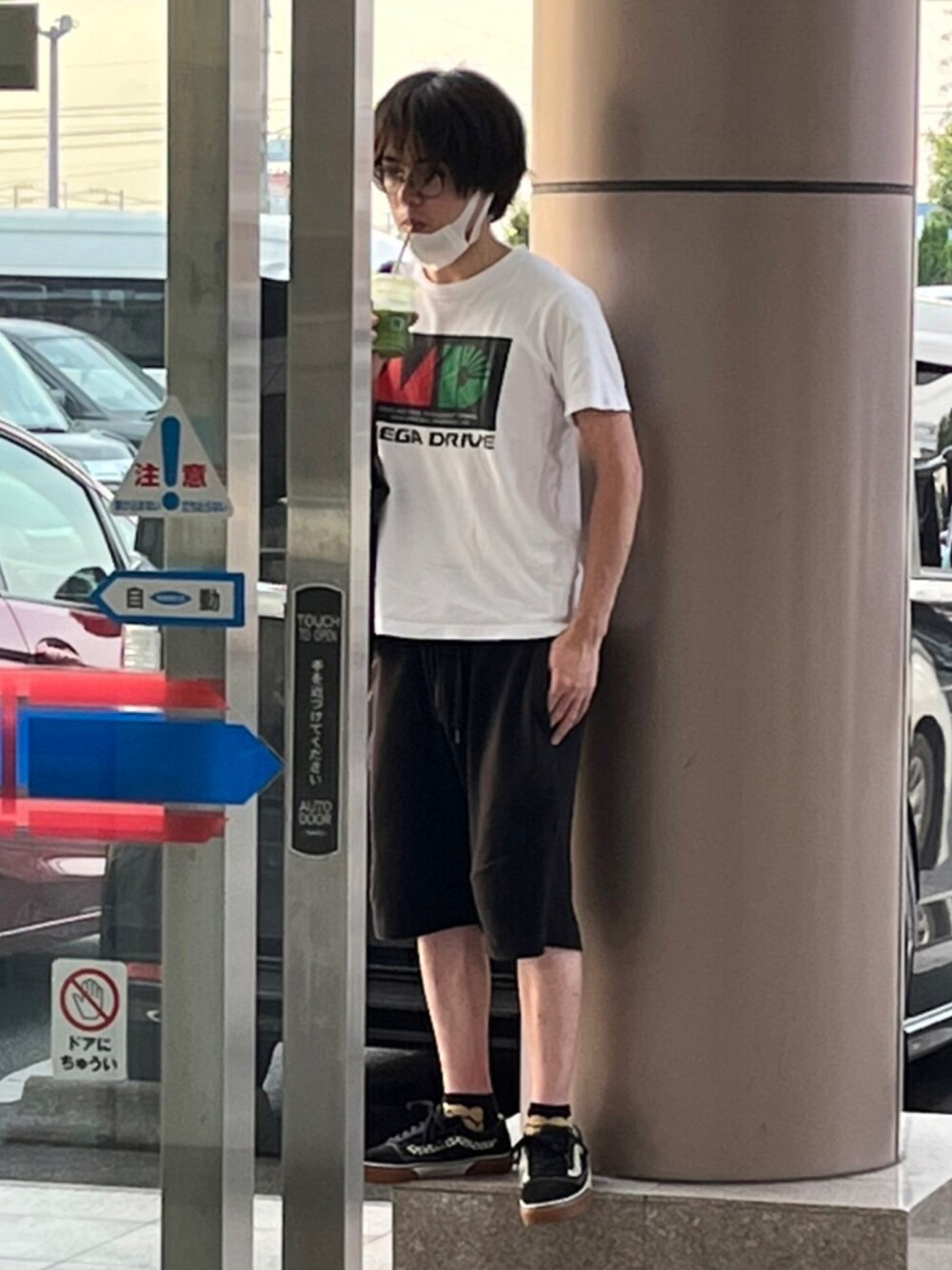 「夏コーデ、大人カジュアル、休日コーデ、カジュアル、低身長、春コーデ、リラックススタイル」｜「SEGAのアイテム（Tシャツ/カットソー、ホワイト系）」を使った、工学系さん（メンズ・168cm）の夏コーディネートの1枚目の写真