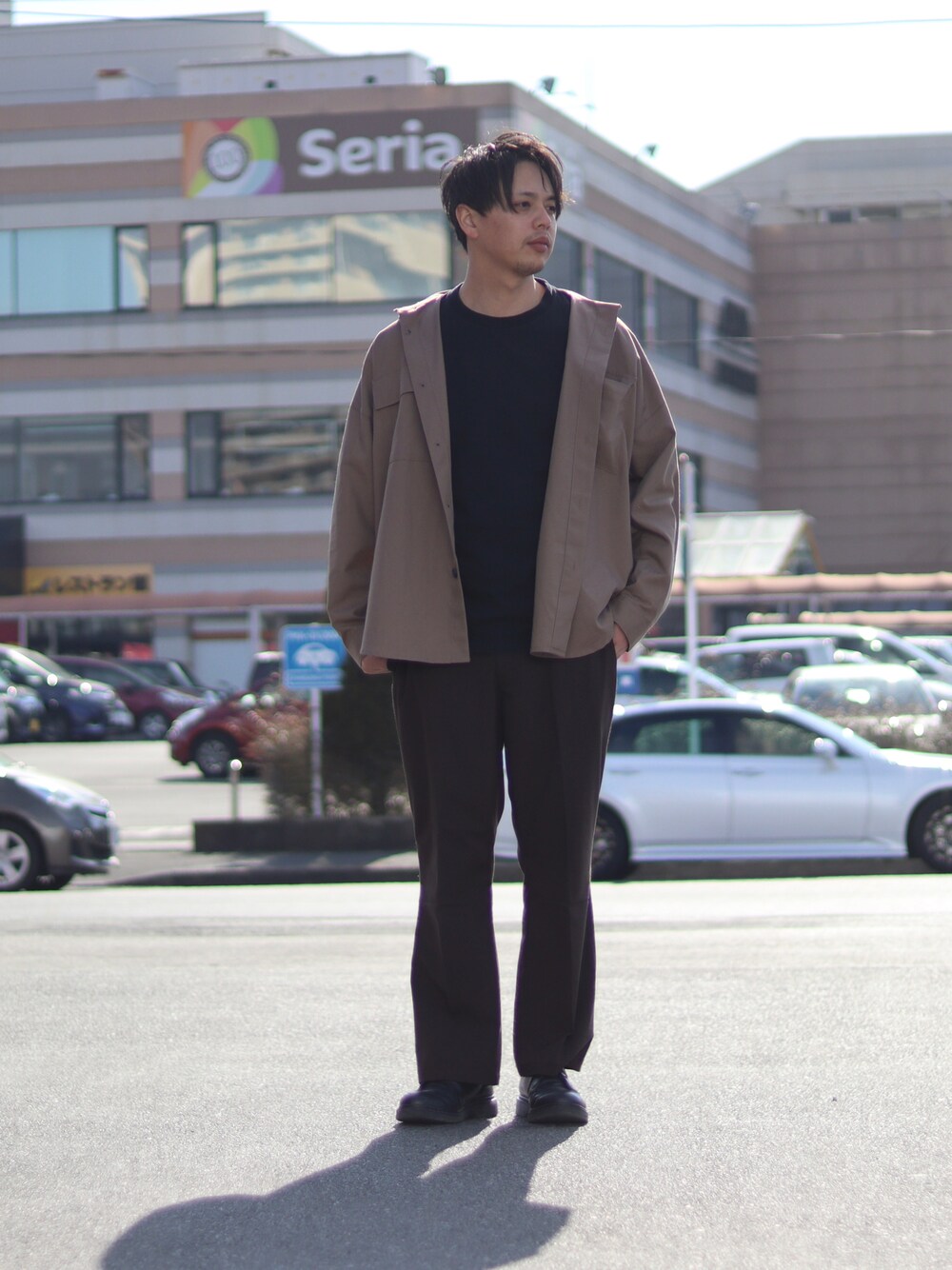 「ワントーンコーデ、シンプルコーデ、はるコーデ、メンズフレア、フレアパンツ、シンプル、おしゃれさんと繋がりたい、オーバーサイズ、ちゃいろ」｜「BACK NUMBERのアイテム（スラックス、ブラウン系）」を使った、はりーさん（メンズ・176cm）の冬コーディネートの1枚目の写真
