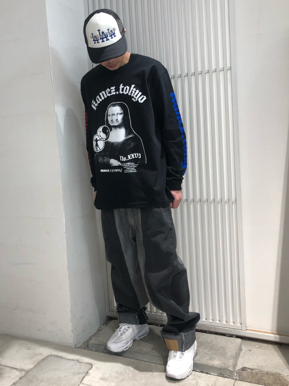 ブラック系のデニムパンツ、ブラック系のTシャツ/カットソー、ブラック系のその他パンツを着用したメンズの春コーディネートの1枚目の写真