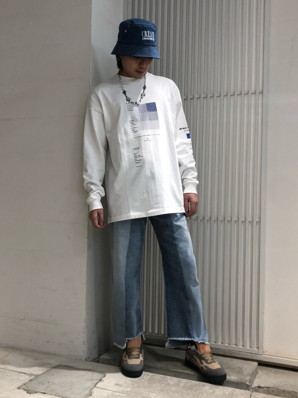 ホワイト系のTシャツ/カットソー、ブルー系のデニムパンツ、ホワイト系のTシャツ/カットソーを着用したメンズの秋コーディネートの1枚目の写真