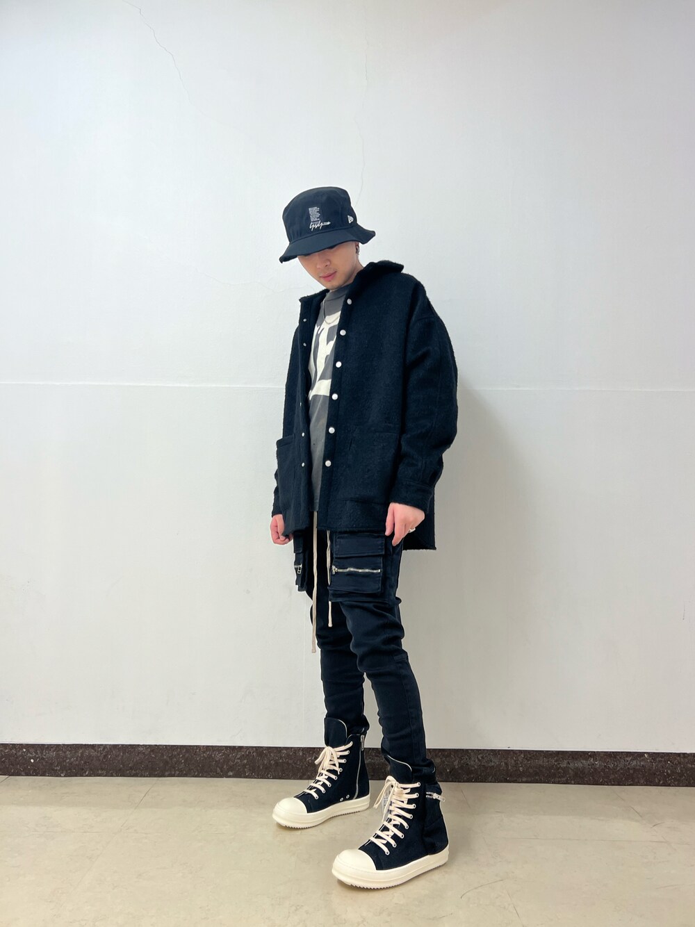 ブラック系のシャツ/ブラウス、ブラック系のその他パンツ、ブラック系のシャツ/ブラウスを着用したメンズの秋コーディネートの1枚目の写真