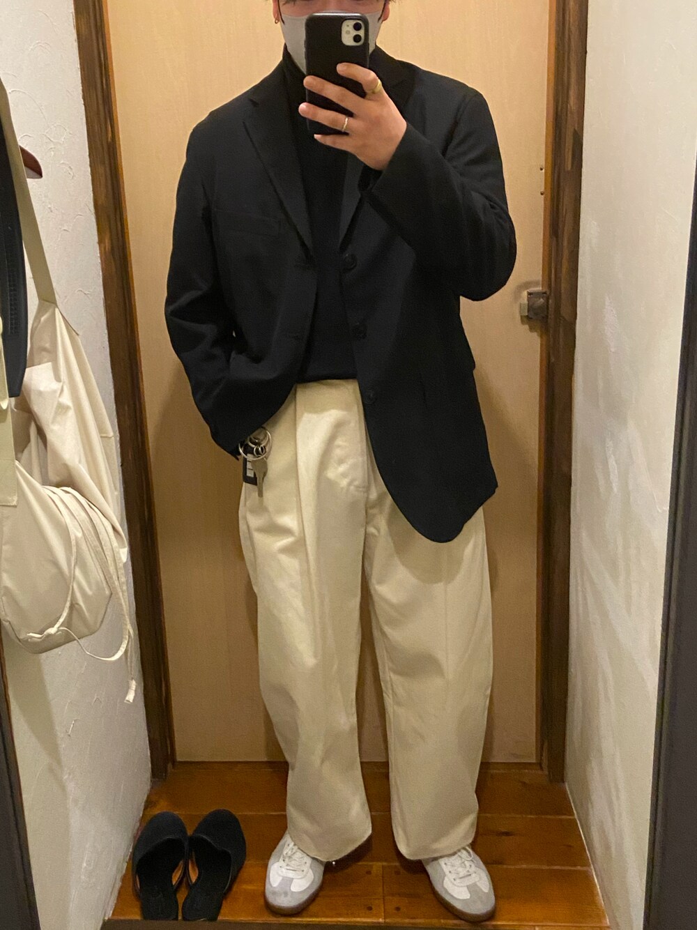「秋冬コーデ、シンプルコーデ、大人カジュアル、シンプルスタイル、UNIQLO、STUDIONICHOLSON、きれいめカジュアル、モノトーン、低身長、低身長コーデ、冬コーデ」｜「UNIQLOのアイテム（テーラードジャケット、ブラック系）」を使った、Hytさん（メンズ・165cm）の秋コーディネートの1枚目の写真