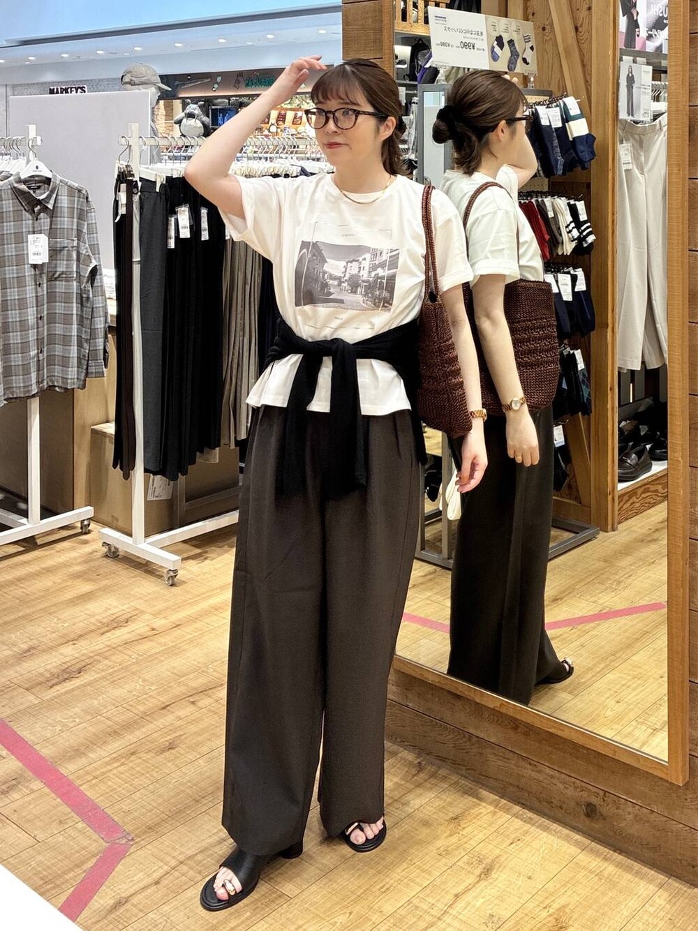ブラウン系のその他パンツ、ブラック系のカーディガン/ボレロ、ホワイト系のTシャツ/カットソーを着用したレディースの春コーディネートの1枚目の写真