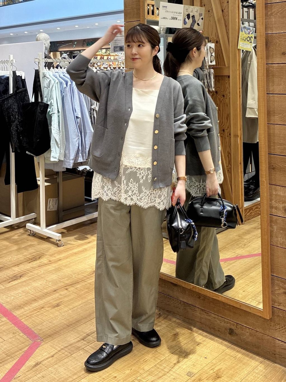 グレー系のカーディガン/ボレロ、グリーン系のその他パンツ、ホワイト系のキャミソールを着用したレディースの春コーディネートの1枚目の写真