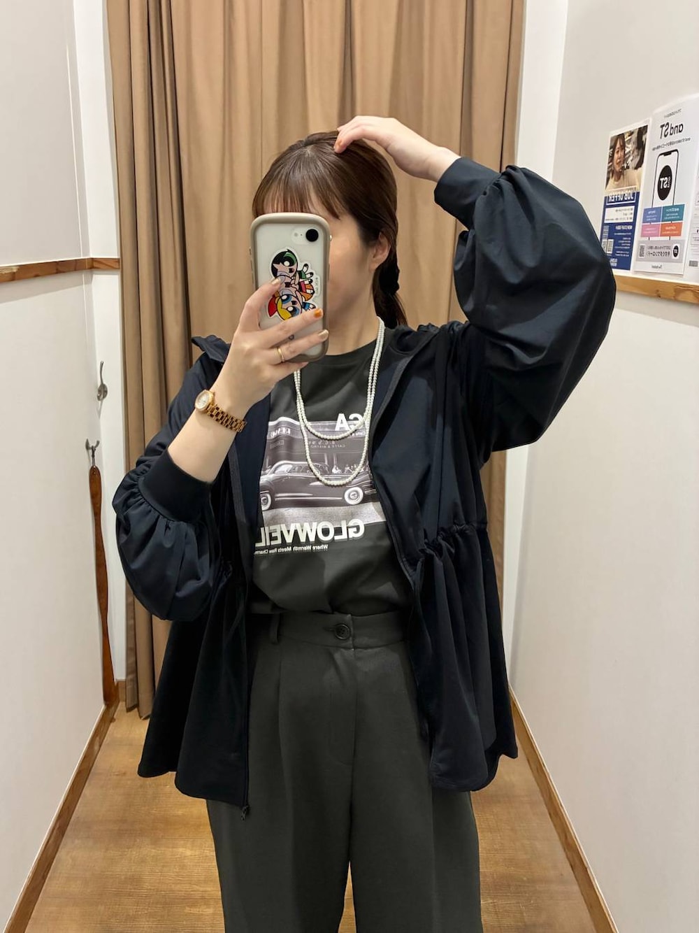 グレー系のTシャツ/カットソーを着用したレディースの春コーディネートの1枚目の写真