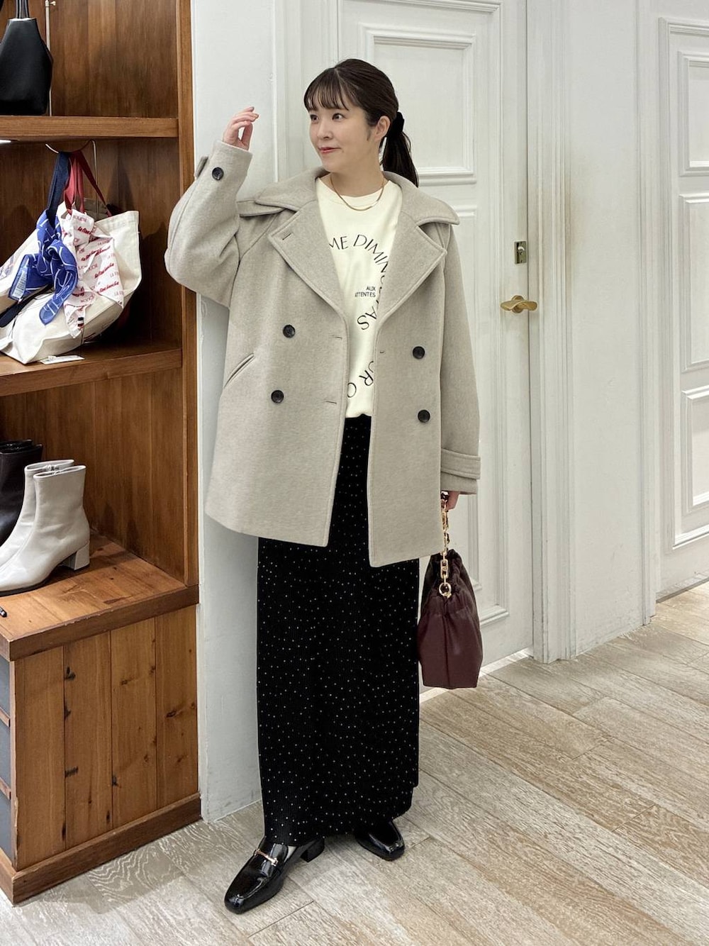 ベージュ系のピーコート、ブラック系のローファー、その他のスカートを着用したレディースの冬コーディネートの1枚目の写真