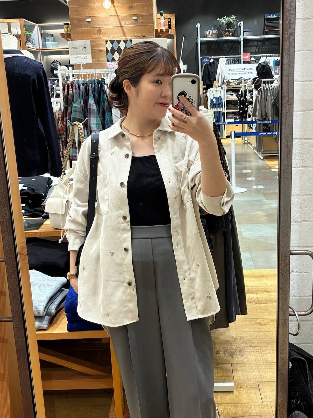 グレー系のその他パンツ、ブラック系のショルダーバッグ、ホワイト系のシャツ/ブラウスを着用したレディースの秋コーディネートの1枚目の写真