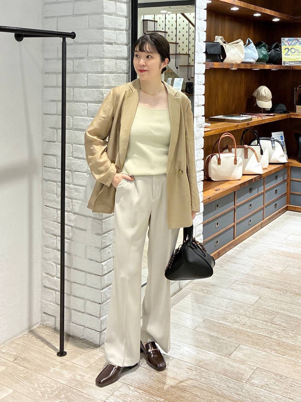 「お仕事コーデ_apart by lowrys、apart by lowrys、楽ちんコーデ、ママコーデ、ジャケット、ジャケットスタイル、セットアップ、ベスト、パンツ、入学式・卒業式、着痩せ・細見え、カジュアル、女子ウケ」｜「A part byの【セレモニー】ベスト＆フレアパンツセットアップ（パンツドレス、ベージュ系）」を使った、mariさん（レディース・159cm）の春コーディネートの1枚目の写真