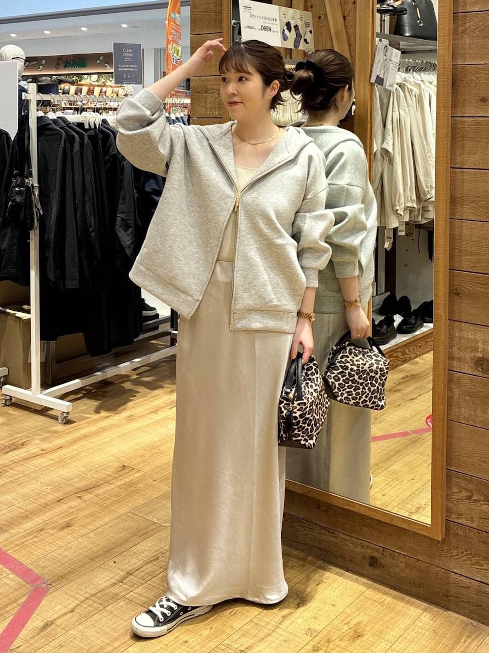 その他のショルダーバッグ、グレー系のスカート、グレー系のパーカーを着用したレディースの春コーディネートの1枚目の写真