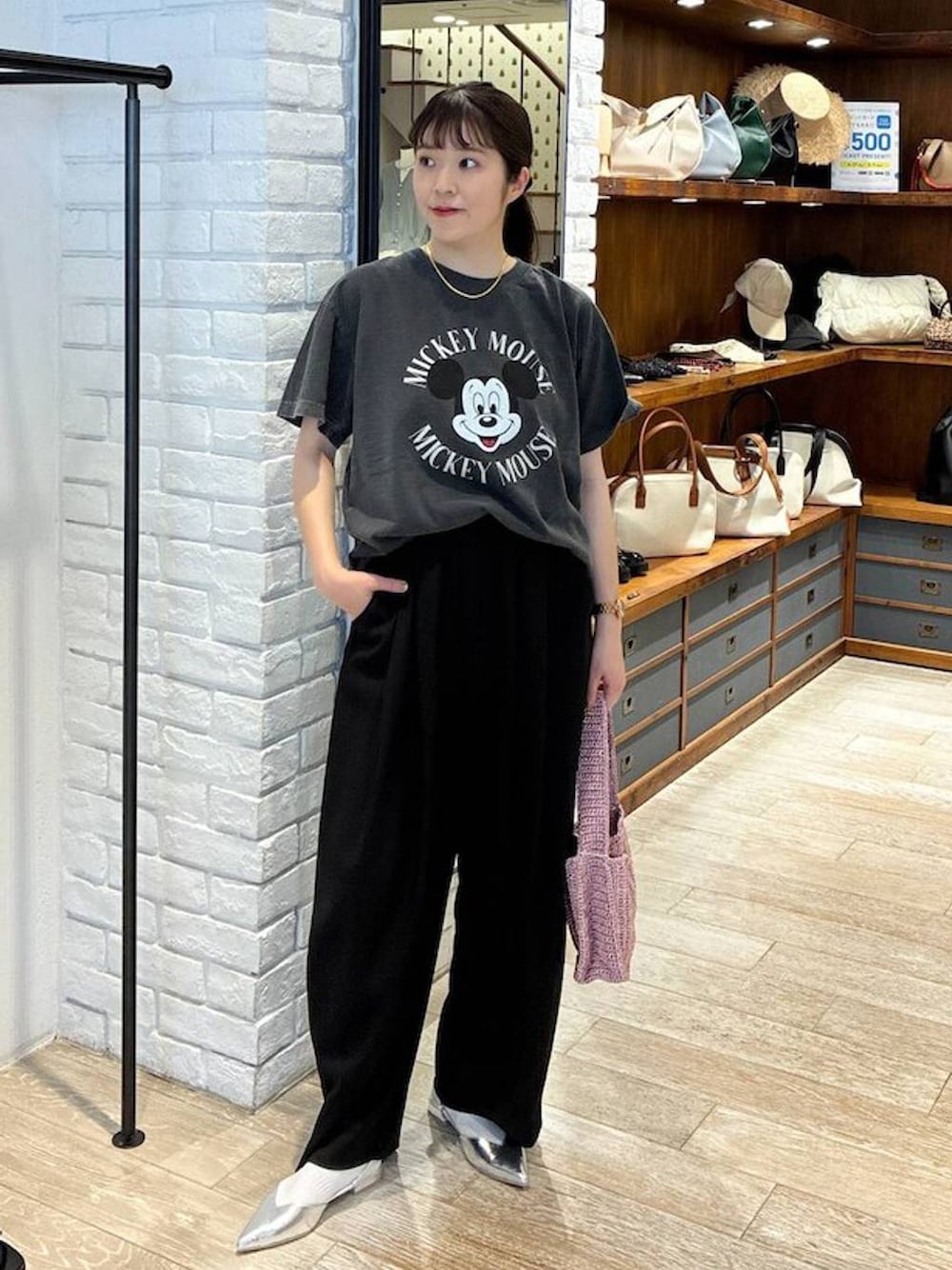 「着痩せ・細見え、カジュアル、女子ウケ、Tシャツ、apart by lowrys、楽ちんコーデ、ワイドパンツ、スラックス、パンプス、ママコーデ、ハンドバッグ、夏コーデ、春コーデ、テーマパーク」｜「GOOD ROCK SPEEDの【別注】GOOD ROCK SPEED_MICKEY MOUSE プリントTEE（Tシャツ/カットソー、グレー系）」を使った、mariさん（レディース・159cm）の春コーディネートの1枚目の写真