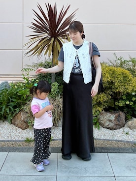 「LOWRYS FARM（ローリーズファーム）のストレッチサテンスカート　 290120（スカート、ブラック系）」を使った、mariさん（レディース・159cm）の春コーディネート