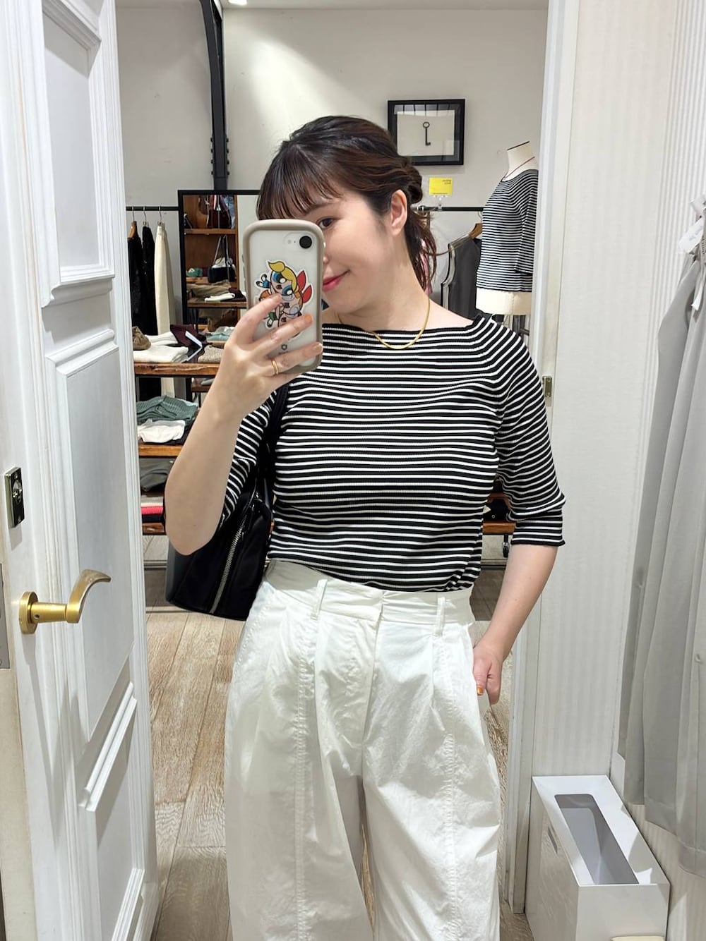 ブラック系のボストンバッグ、ホワイト系のその他パンツ、ブラック系のニット/セーターを着用したレディースの夏コーディネートの1枚目の写真