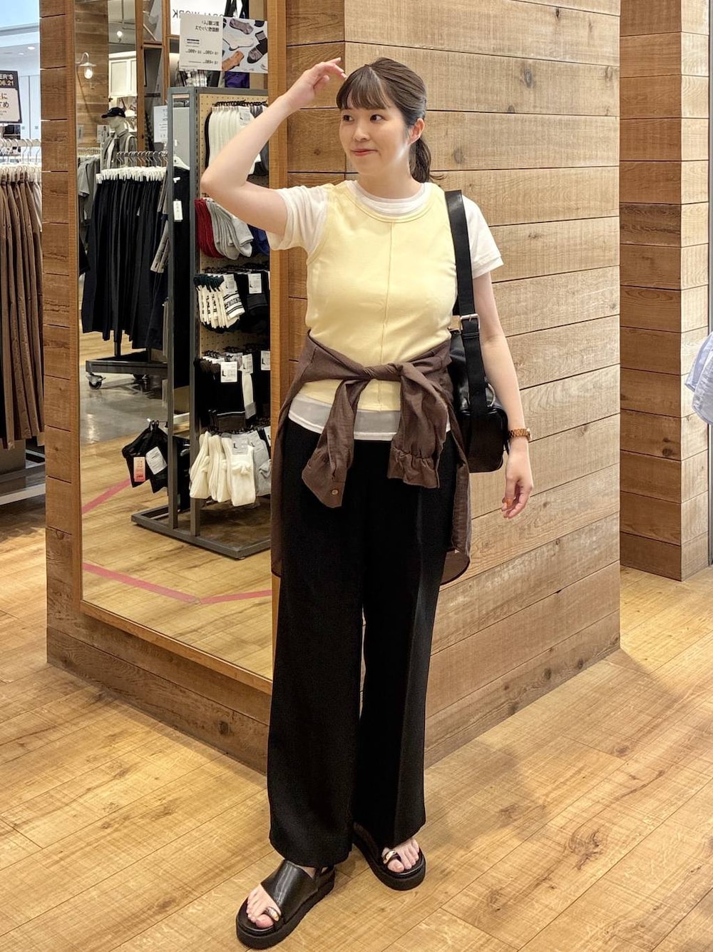 ブラック系のその他パンツ、ブラウン系のシャツ/ブラウス、ブラック系のサンダルを着用したレディースの夏コーディネートの1枚目の写真