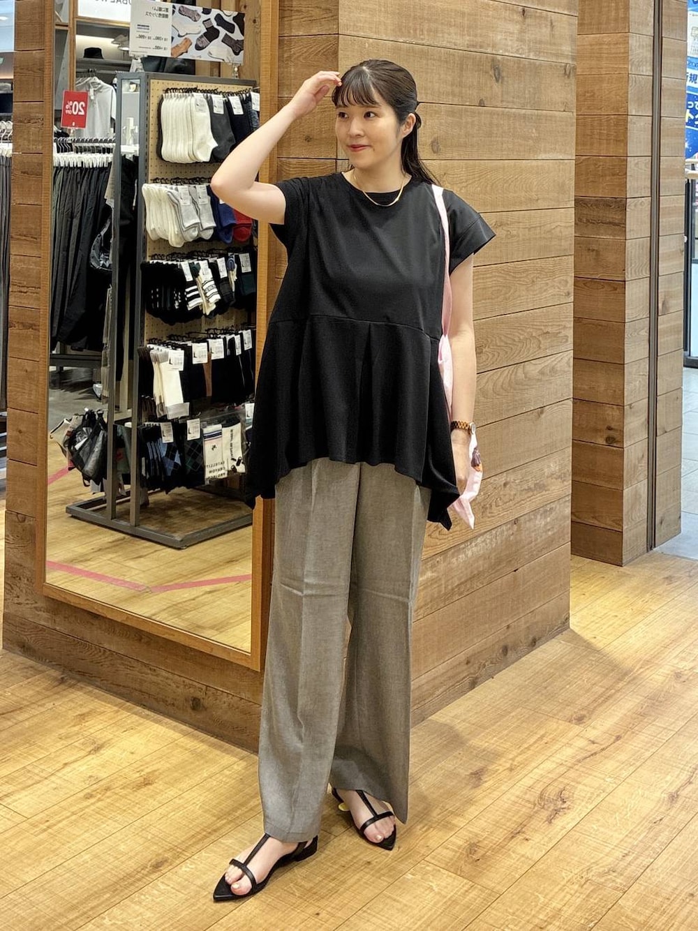 グレー系のその他パンツ、ブラック系のTシャツ/カットソー、ブラック系のサンダルを着用したレディースの夏コーディネートの1枚目の写真