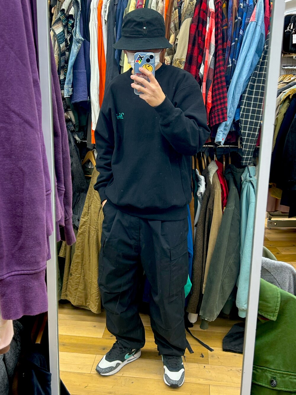 「メンズコーデ、休日スタイル、NIKE、keboz、カーゴパンツ、ブラック、ブラックコーデ、フォロー、イイネ、お気に入り登録お願いします♡」｜「atmosのBE@RBRICK x atmos x WIND AND SEA BE@R HAT（ハット、ブラック系）」を使った、Nさん（メンズ・177cm）の冬コーディネートの1枚目の写真