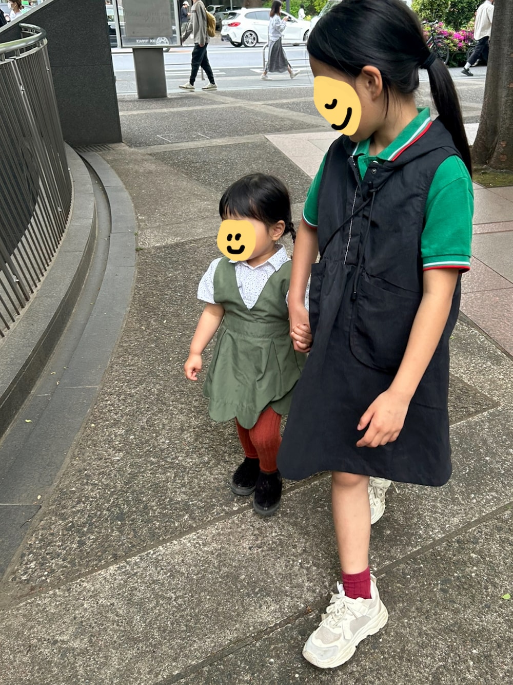「初夏コーデ、ワンピース×スニーカー、ワンピース、姉妹コーデ、エンジ色、スニーカーコーデ」｜「ZARAのアイテム（ワンピース、ブラック系）」を使った、1683さん（キッズ・90cm）の春コーディネートの1枚目の写真