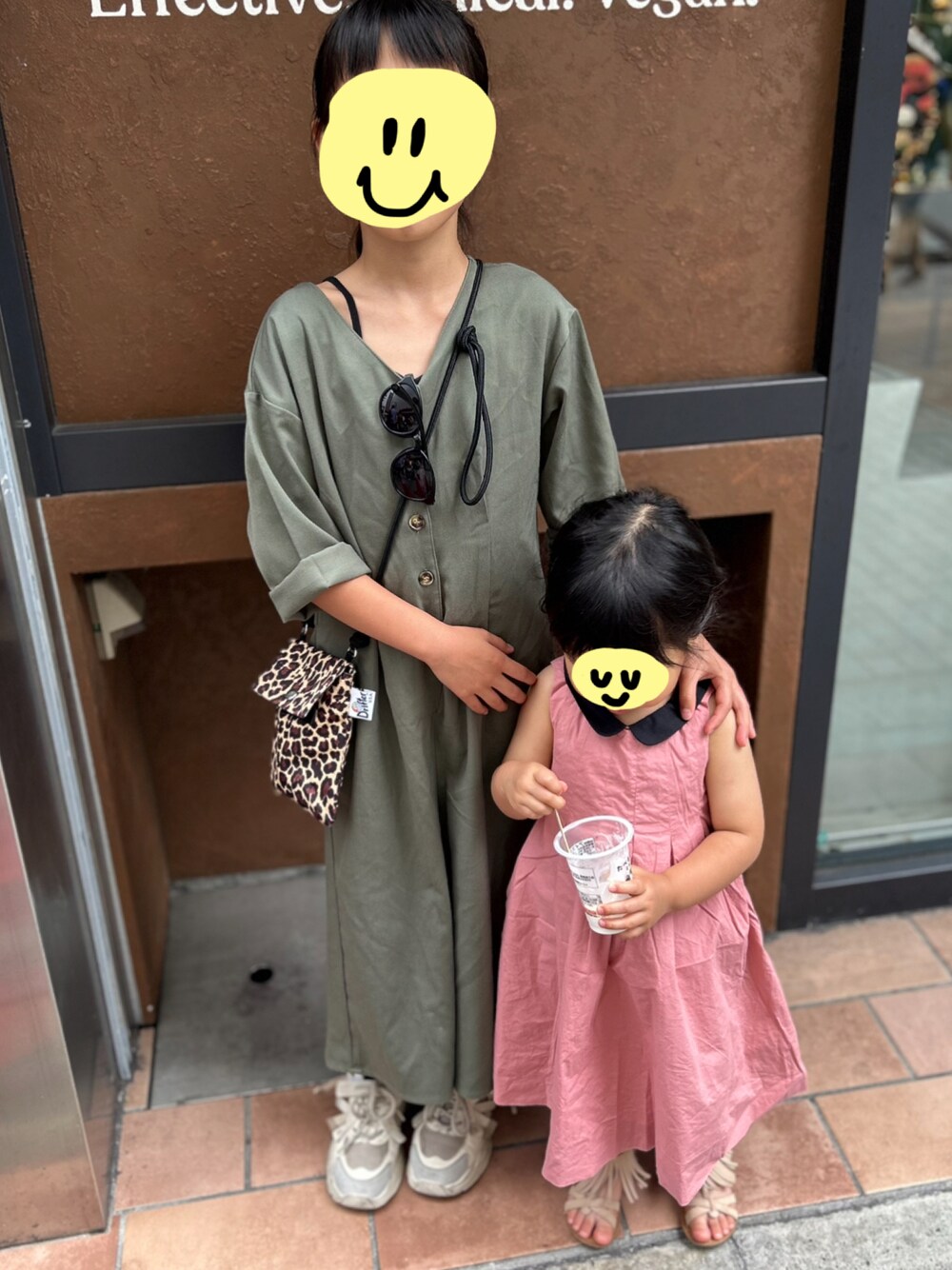 「きれいめカジュアル、カジュアルコーデ、姉妹コーデ、アイスクリーム、ワンピース、つなぎ、サンダル」｜「Drifterの【Drifter】EVANS SHOULDER（ショルダーバッグ、その他）」を使った、1683さん（キッズ・140cm）の夏コーディネートの1枚目の写真