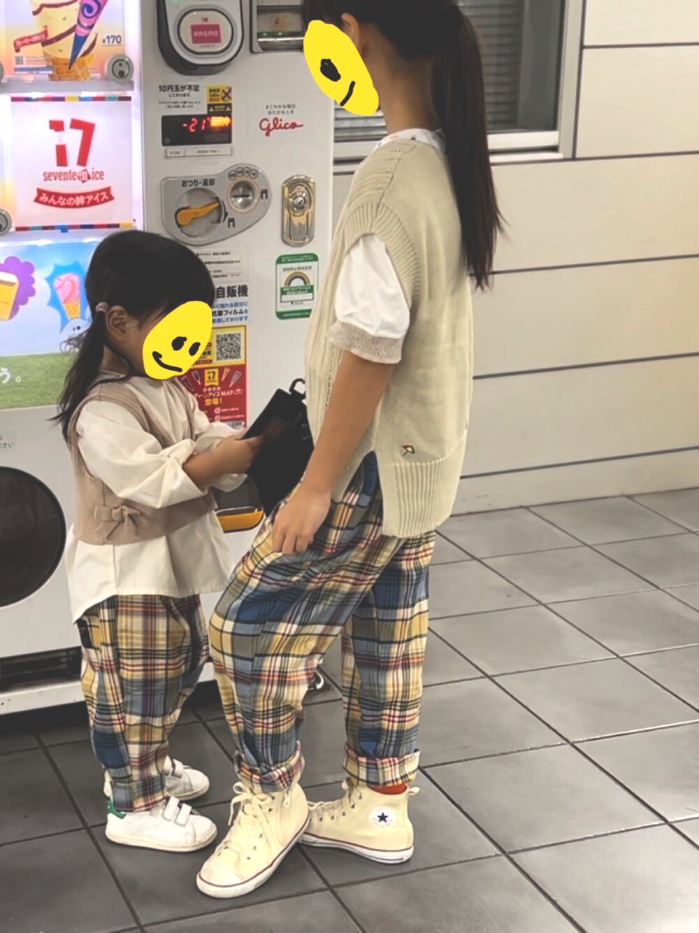 「ベスト、淡色コーデ、レイヤードスタイル、コンバース、女の子、オーバーサイズ、姉妹コーデ、親子コーデ、秋コーデ」｜「Arnold Palmerのニットベスト × ラウンドテール Tシャツ セット（アンサンブル、ベージュ系）」を使った、1683さん（キッズ・110cm）の秋コーディネートの1枚目の写真