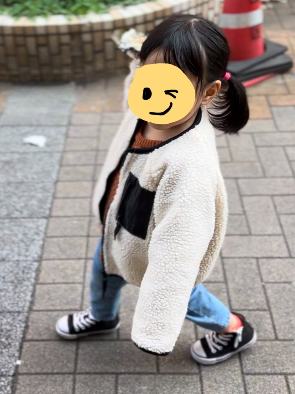 「休日スタイル、おでかけコーデ、スニーカーコーデ、パンツコーデ、公園、もこもこ、デニムパンツ、ボアジャケット、ボアブルゾン」｜「BREEZEのリバーシブルロングジャケット（ブルゾン、ホワイト系）」を使った、1683さん（キッズ・90cm）の春コーディネートの1枚目の写真