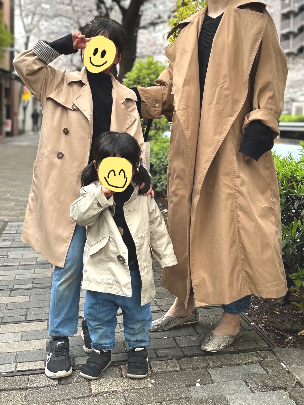 「春服コーデ、パンツスタイル、姉妹コーデ、歳の差姉妹、家族、かぞくのじかん、休日コーデ、トレンチコート、リンクコーデ、桜、ラクチンコーデ、花見、シンプルコーデ」｜「COMME CA ISMのアイテム（トレンチコート、ベージュ系）」を使った、1683さん（キッズ・110cm）の春コーディネートの1枚目の写真