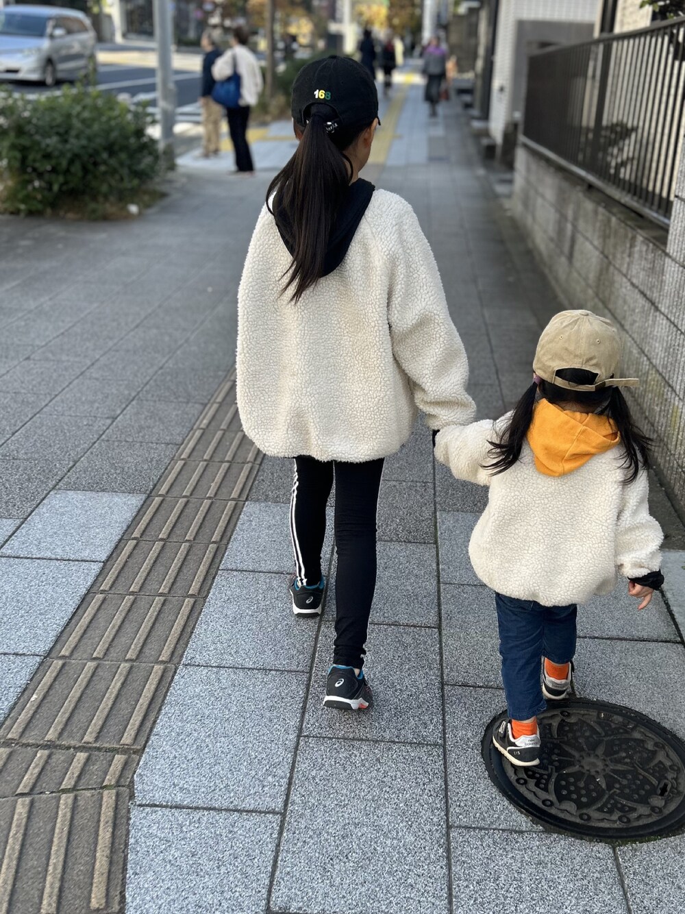 「姉妹コーデ、公園、公園スタイル、リンクコーデ、パンツスタイル、ボアコート、ボア、ボアジャケット」｜「BREEZEのリバーシブルロングジャケット（ブルゾン、ホワイト系）」を使った、1683さん（キッズ・120cm）の冬コーディネートの1枚目の写真