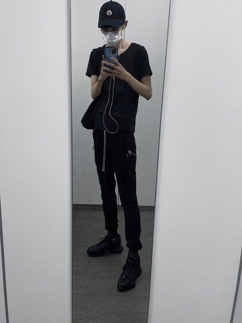 「RICK OWENS、リックオウエンス、drkshdw」｜「MONCLERのアイテム（キャップ、ブラック系）」を使った、shionさん（メンズ・178cm）の秋コーディネートの1枚目の写真