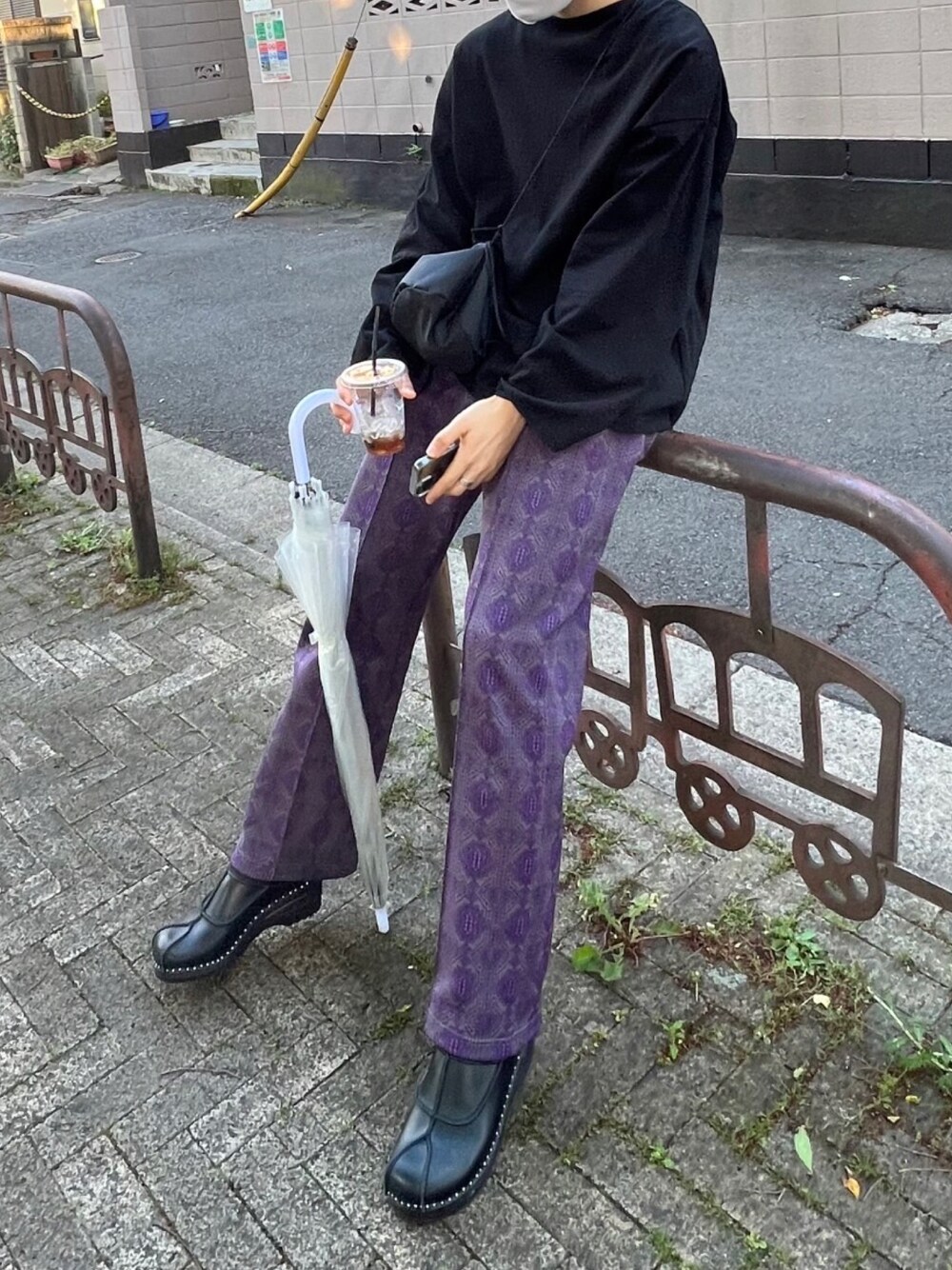 「markawareのアイテム（トップス、ブラック系）」を使った、たまねぎさん（メンズ・184cm）の春コーディネートの1枚目の写真