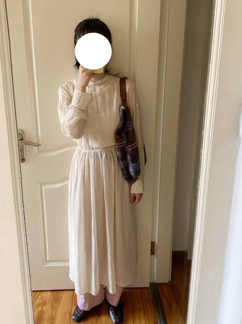 「KBFのKBF バックオープン2way longワンピ（ワンピース、ホワイト系）」を使った、yiigogoさん（レディース・161cm）の春コーディネートの1枚目の写真
