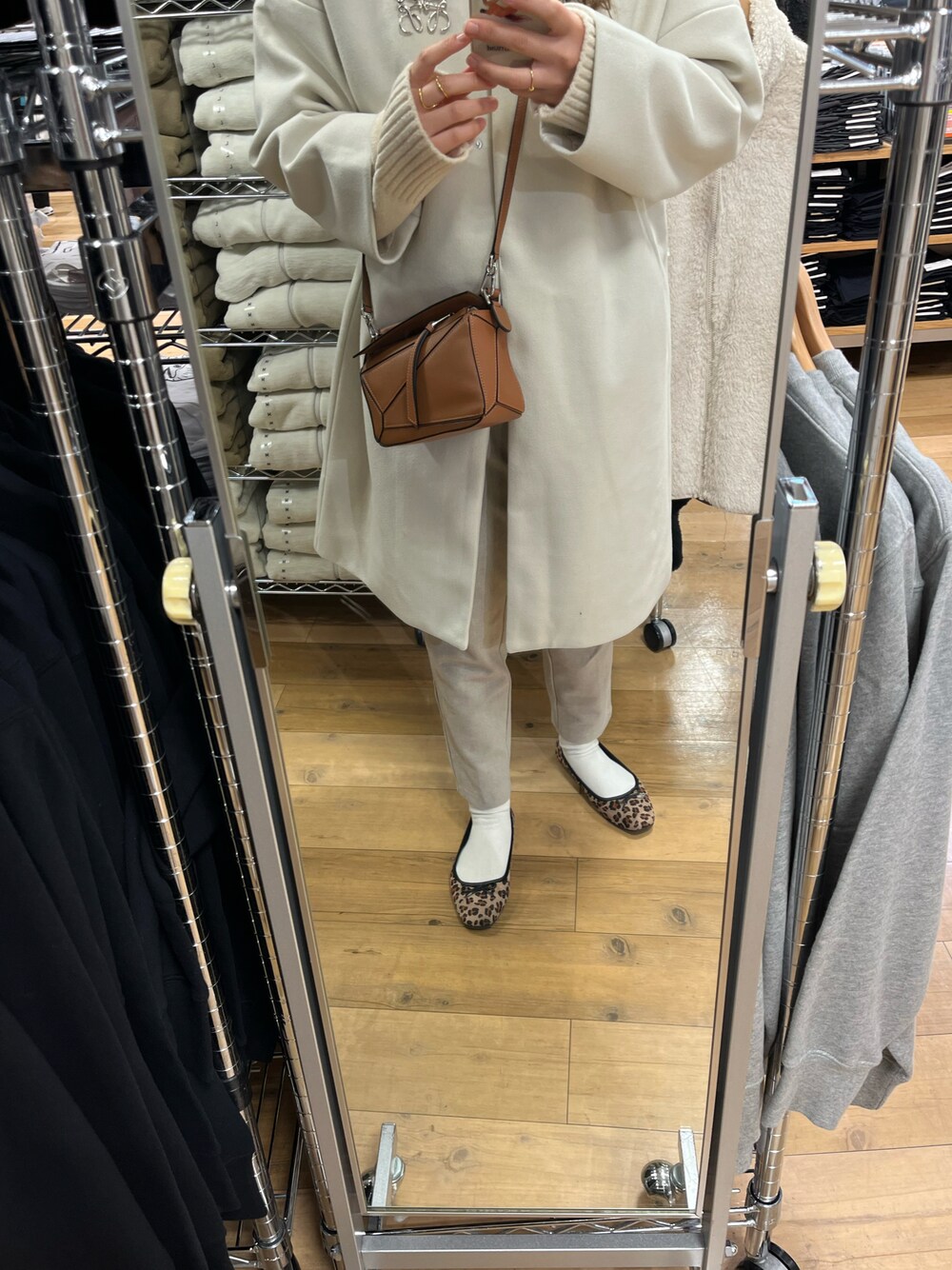 「URBAN RESEARCHのアイテム（ノーカラーコート、ホワイト系）」を使った、knさん（レディース・158cm）の冬コーディネートの1枚目の写真