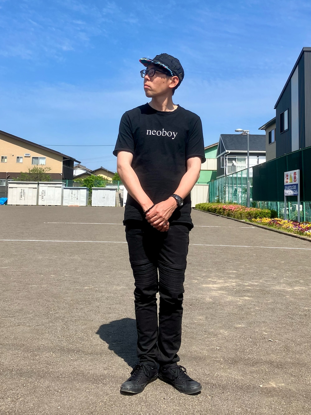「休日スタイル、休日コーデ、オールブラック、モノトーン、黒、キャップ、Tシャツ、スキニー、スキニーパンツ、黒スキニー、スニーカー、コンバース、ジャックパーセル、undercover、パティスミス」｜「Undercoverismのアイテム（Tシャツ/カットソー、ブラック系）」を使った、Heroさん（メンズ・173cm）の春コーディネートの1枚目の写真