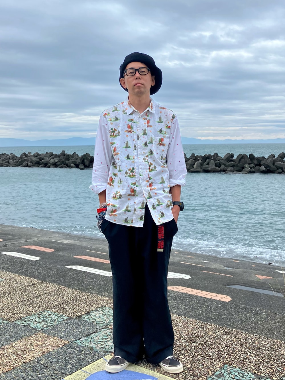 「今日のコーデ、休日スタイル、ストリート、裏原、柄シャツ、シャツスタイル、ワイドパンツ、スラックス、ベレー帽、スニーカー、VANS、ランピン、fuck off、undercover、undercoverism」｜「MOUNTAIN RESEARCHのアイテム（ハンチング/ベレー帽、ブラック系）」を使った、Heroさん（メンズ・173cm）の春コーディネートの1枚目の写真