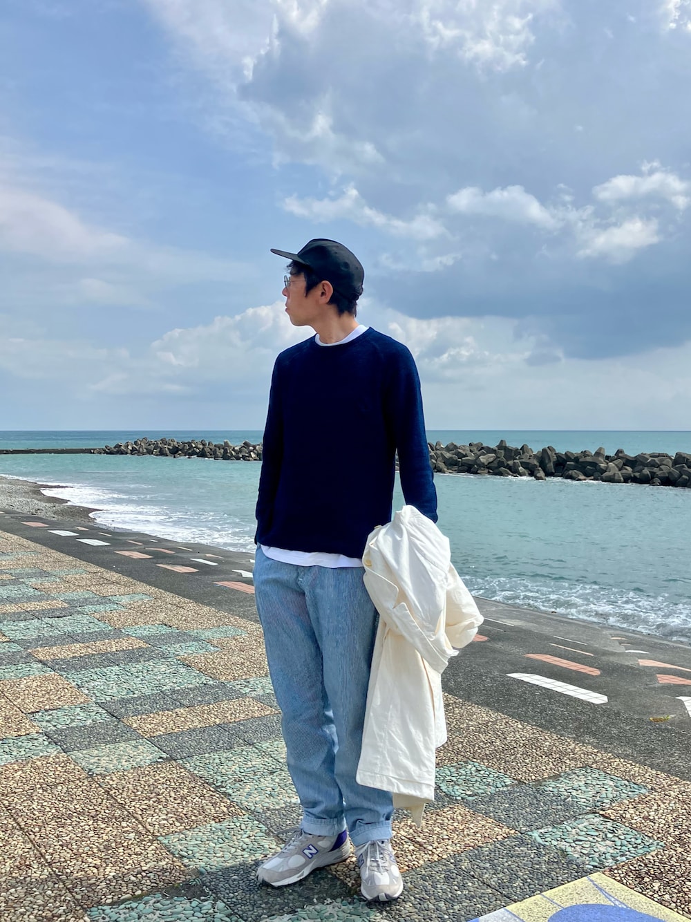 「ブルー、春、春コーデ、休日スタイル、カジュアルコーデ、ヒッコリー、シンプル、ペインターパンツ、春アウター、コート、ショップコート、キャップ、サーマル、インディゴ、991」｜「WTAPSのアイテム（キャップ、ブラック系）」を使った、Heroさん（メンズ・173cm）の春コーディネートの1枚目の写真