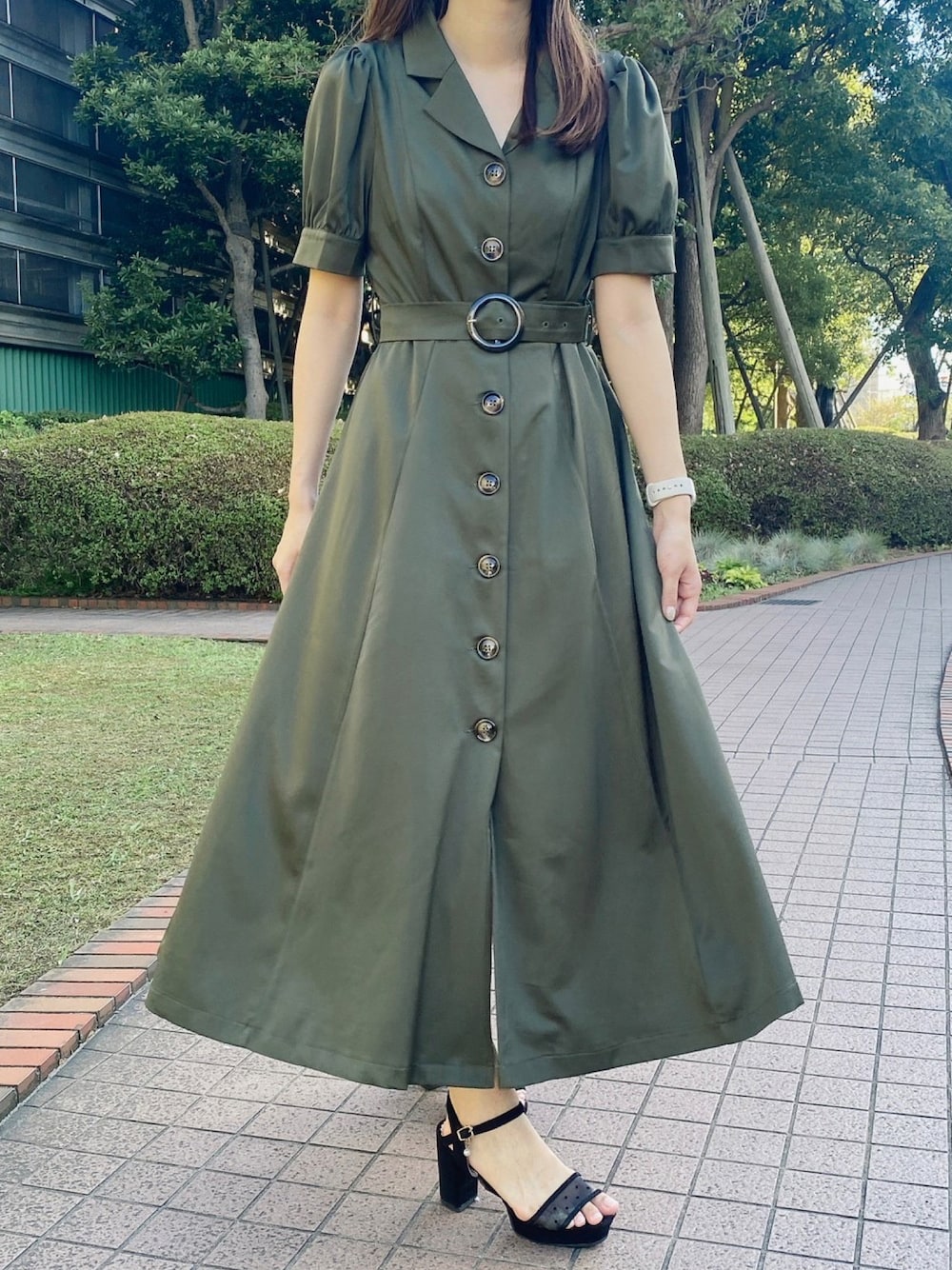 「tocco、toccocloset、ワンピース、シンプルコーデ、オトナカジュアル、カーキ、休日スタイル」｜「tocco closetのベルト付きトレンチライクシャツワンピース（ワンピース、グリーン系）」を使った、tocco closet_JoinusYokohamaさん（レディース・157cm）の夏コーディネートの1枚目の写真