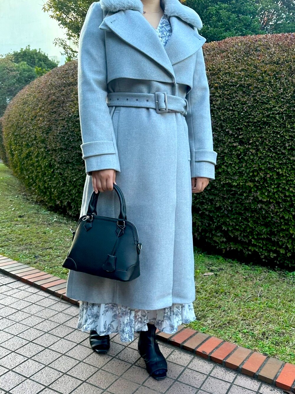 「大人コーデ、キレイめ、プチプラ、ロングワンピース、グレーコーデ、toccocloset、tocco、スタッフコーデ」｜「tocco closetのベルト＆ファー付きマルチスタンドカラー３ＷＡＹヨークコート（ステンカラーコート、グレー系）」を使った、tocco closet_JoinusYokohamaさん（レディース・160cm）の秋コーディネートの1枚目の写真