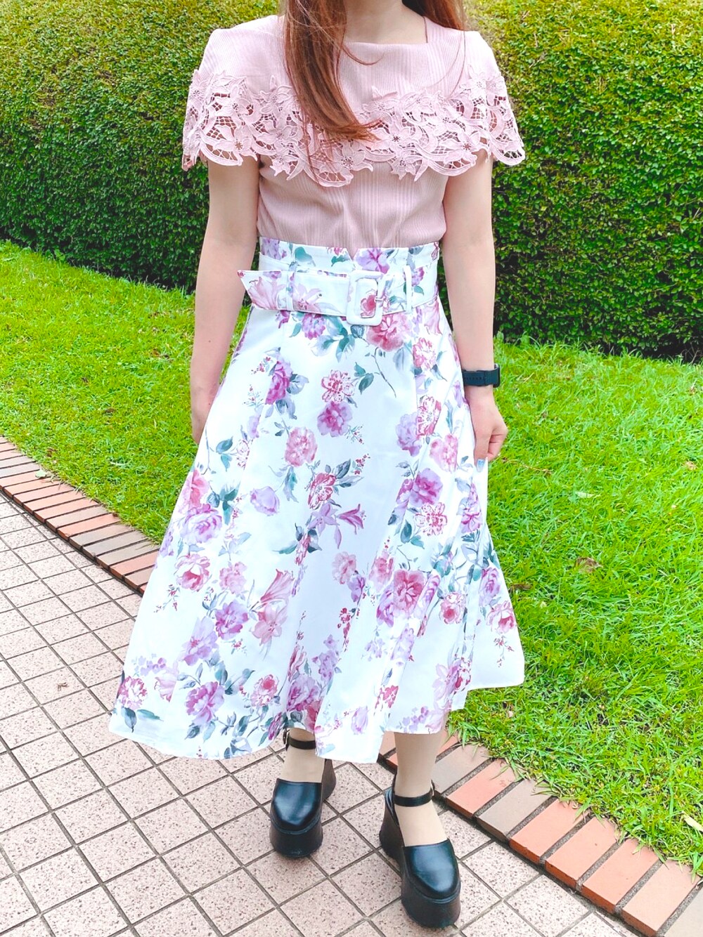 「大人かわいい、晩夏コーデ、スカートコーデ、低身長コーデ、キレイめ、フェミニン、toccocloset、tocco、スタッフコーデ」｜「tocco closetのフラワーレース装飾オフショル風リブカットプルオーバー（Tシャツ/カットソー、ピンク系）」を使った、tocco closet_JoinusYokohamaさん（レディース・148cm）の秋コーディネートの1枚目の写真