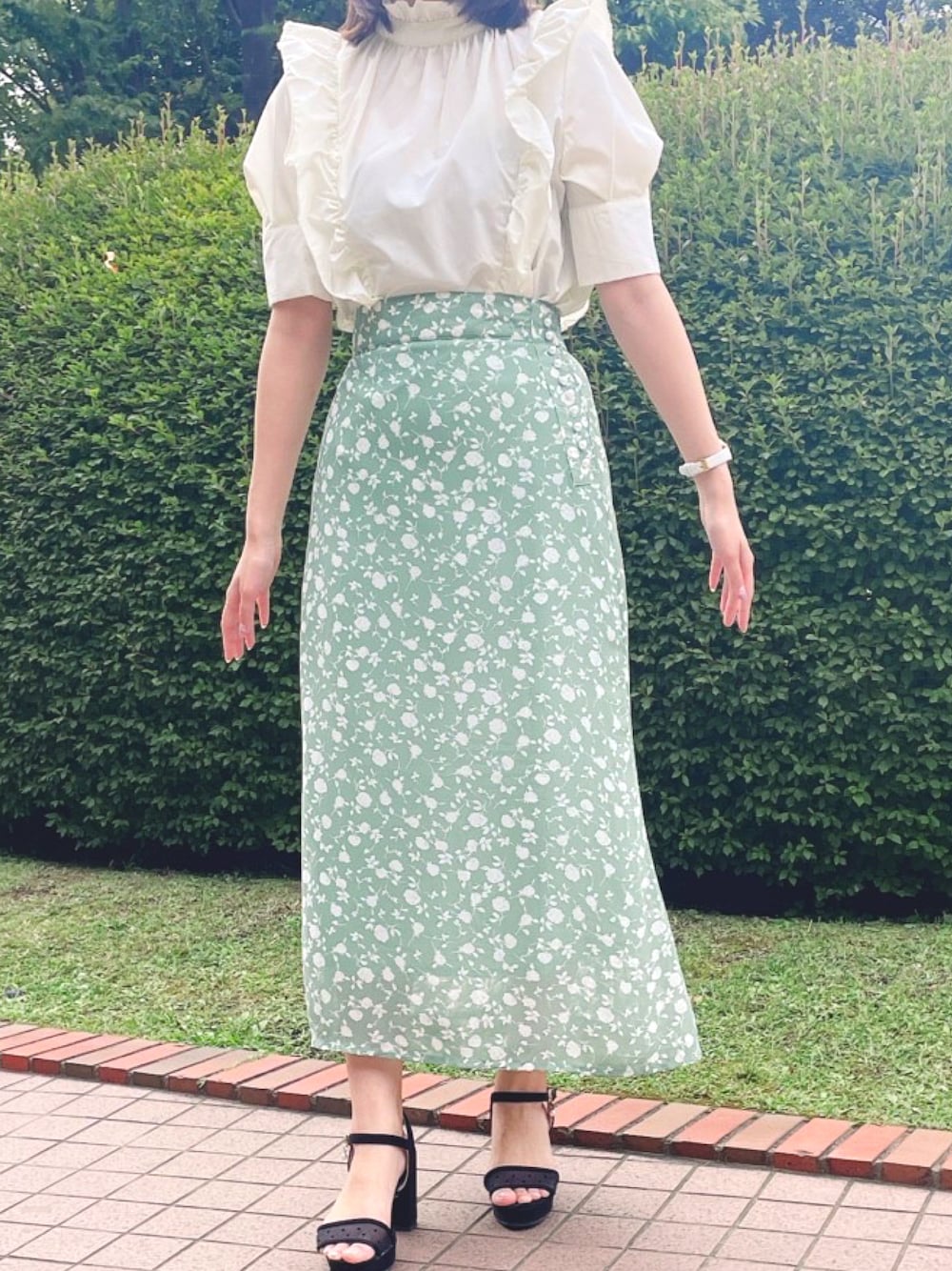 「シンプル、キレイめ、夏、プチプラコーデ、フリルブラウス、ナロースカート、toccocloset、tocco、スタッフコーデ」｜「tocco closetのラッフルフリル付きプチフリルスタンドカラーブラウス（シャツ/ブラウス、ホワイト系）」を使った、tocco closet_JoinusYokohamaさん（レディース・157cm）の夏コーディネートの1枚目の写真
