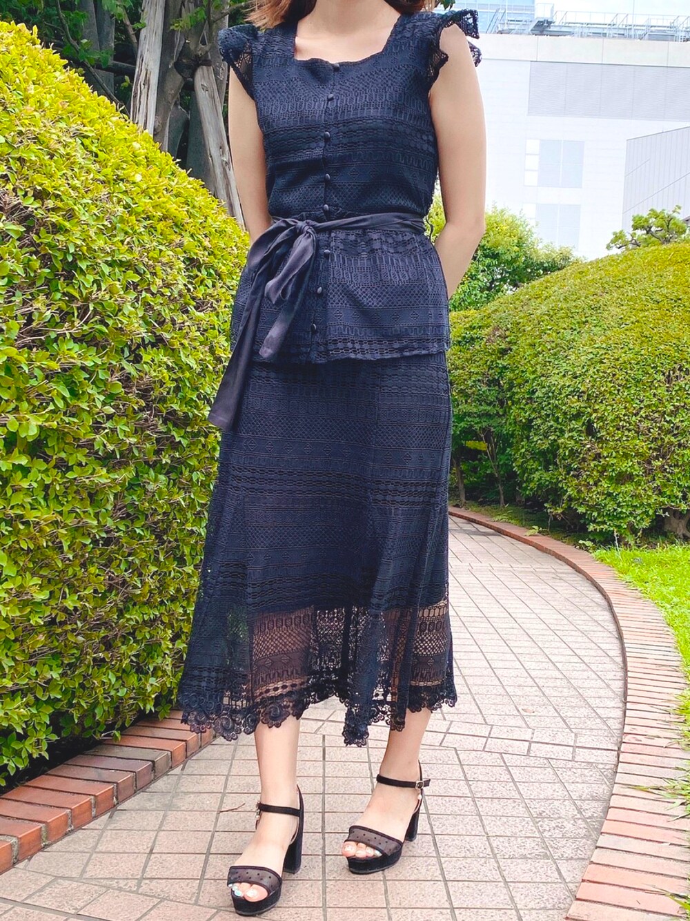 「大人女子、晩夏コーデ、黒、ワントーンコーデ、レース、セットアップ、toccocloset、tocco、スタッフコーデ」｜「tocco closetのウエストりぼん付きスクエアネックレーストップス（シャツ/ブラウス、ブラック系）」を使った、tocco closet_JoinusYokohamaさん（レディース・157cm）の秋コーディネートの1枚目の写真