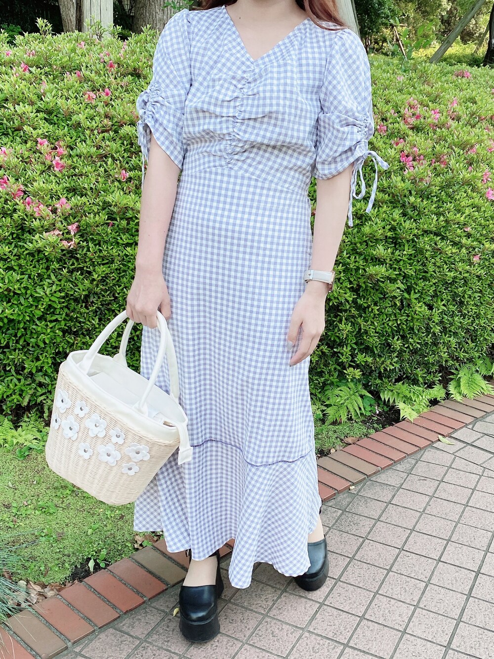 「プチプラコーデ、春夏コーデ、ギンガムチェック、ワンピース、かごバッグ、低身長、toccocloset」｜「tocco closetのフラワーモチーフ付きカゴバッグ（かごバッグ、ホワイト系）」を使った、tocco closet_JoinusYokohamaさん（レディース・148cm）の春コーディネートの1枚目の写真