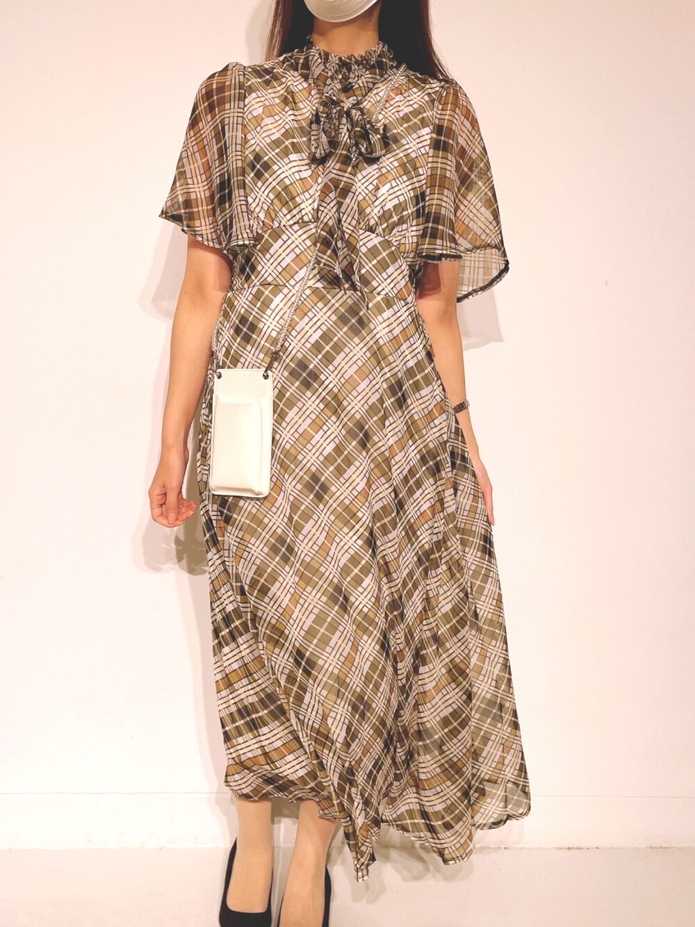 「toccocloset、tocco、スタッフコーデ、チェックワンピース、ボウタイワンピース、秋のコーデ、秋服コーデ、オトナカワイイ、スマホショルダー」｜「tocco closetの２ＷＡＹボウタイリボン付きチェックワンピース（ワンピース、グリーン系）」を使った、tocco closet_JoinusYokohamaさん（レディース・160cm）の秋コーディネートの1枚目の写真