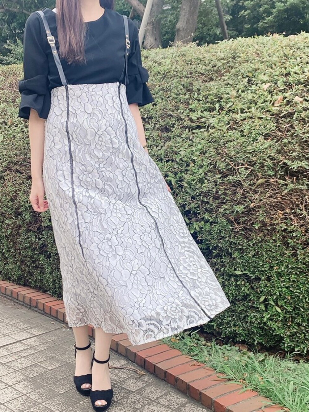 「きれいめカジュアル、大人かわいい、大人ガーリー、ハイウエスト、レース、ジャンパースカート、リボン、toccocloset」｜「tocco closetのりぼん付き袖口フレアカットプルオーバー（Tシャツ/カットソー、ブラック系）」を使った、tocco closet_JoinusYokohamaさん（レディース・160cm）の夏コーディネートの1枚目の写真