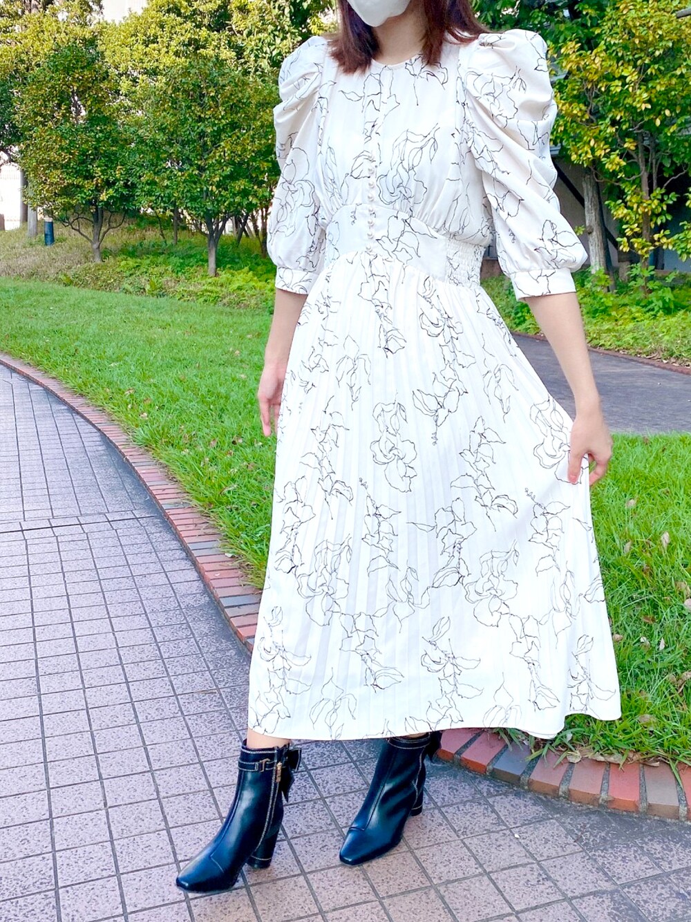 「toccocloset、tocco、ワンピース、花柄、モノトーン、大人コーデ、秋のコーデ、スタッフコーデ、オトナカワイイ」｜「tocco closetのパール付きパワーショルダーラインフラワープリントワンピース（ワンピース、ホワイト系）」を使った、tocco closet_JoinusYokohamaさん（レディース・157cm）の秋コーディネートの1枚目の写真