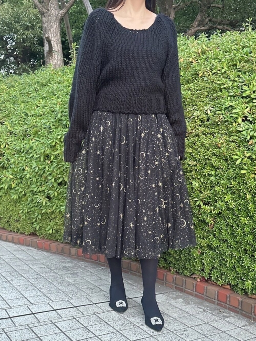 「ニットコーデ、休日コーデ、冬、大人カジュアル、ブラックコーデ、星柄、チュールスカート、トッコクローゼット、toccocloset」｜「tocco closetの後ろリボン付きローゲージニットプルオーバー（ニット/セーター、ブラック系）」を使った、tocco closet_JoinusYokohamaさん（レディース・160cm）の冬コーディネートの1枚目の写真