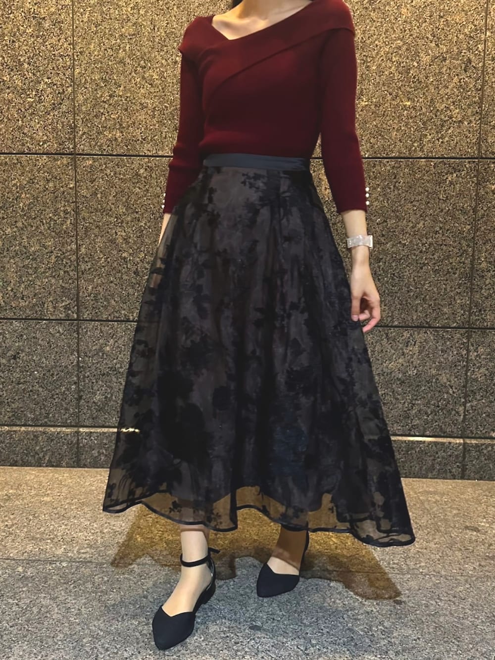 「秋コーデ、アシメトップス、オーガンジースカート、トッコクローゼット、toccocloset、スタッフコーデ」｜「tocco closetの袖口パール付きアシメリブニットプルオーバー（ニット/セーター、レッド系）」を使った、tocco closet_JoinusYokohamaさん（レディース・157cm）の秋コーディネートの1枚目の写真