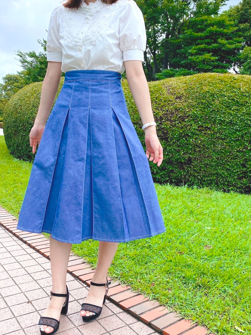 「スカートコーデ、フェミニン、ブラウス、デニムスカート、toccocloset、tocco、スタッフコーデ」｜「tocco closetのフラワーモチーフ付きパール釦タック入りヨークブラウス（シャツ/ブラウス、ホワイト系）」を使った、tocco closet_JoinusYokohamaさん（レディース・157cm）の秋コーディネートの1枚目の写真