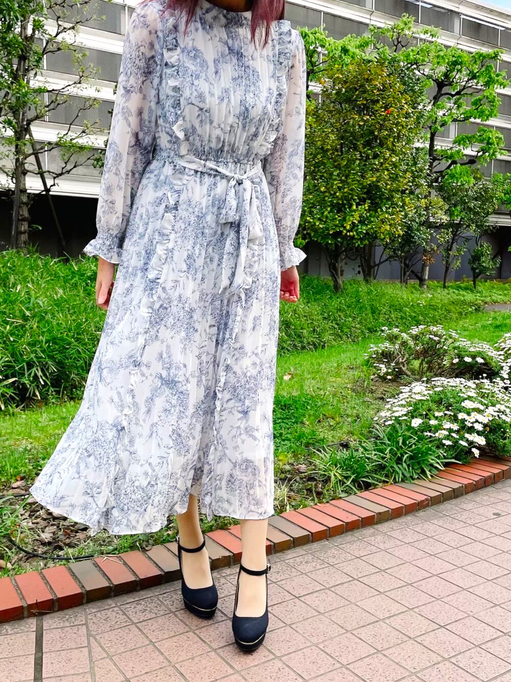 「オトナ女子、春夏コーデ、ブルー、トワルドジュイ、ワンピース、スタッフコーデ、toccocloset、tocco」｜「tocco closetのりぼん付きサイドフリル装飾クラシカルアートプリントプリーツワンピース≪tocco closet luxe≫（ワンピース、ブルー系）」を使った、tocco closet_JoinusYokohamaさん（レディース・160cm）の春コーディネートの1枚目の写真