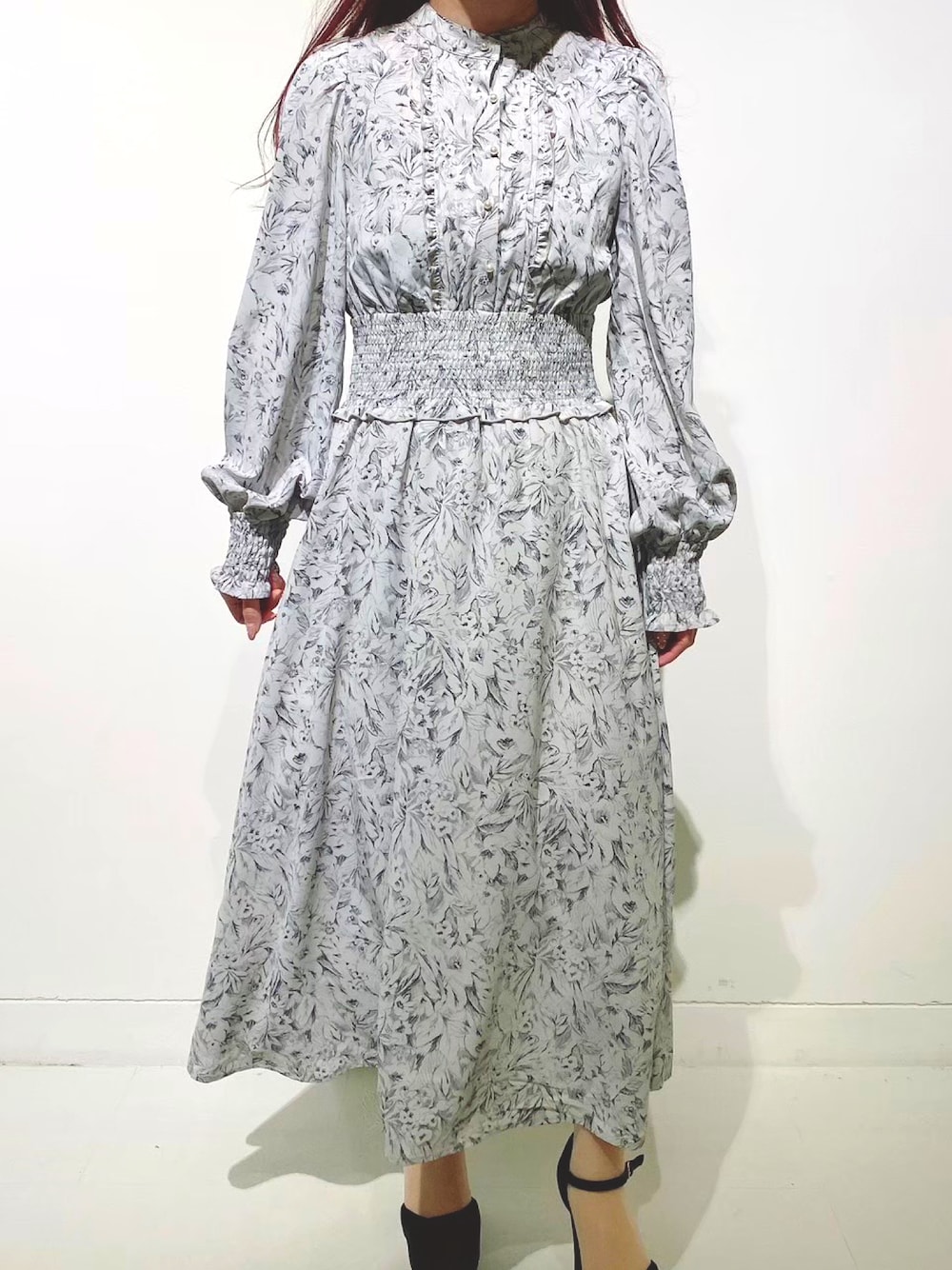 「休日スタイル、大人ガーリー、低身長コーデ、春服コーデ、toccocloset、tocco」｜「tocco closetの後ろリボン付きパール釦シャーリング×フリルフラワープリントワンピース（ワンピース、グレー系）」を使った、tocco closet_JoinusYokohamaさん（レディース・148cm）の春コーディネートの1枚目の写真