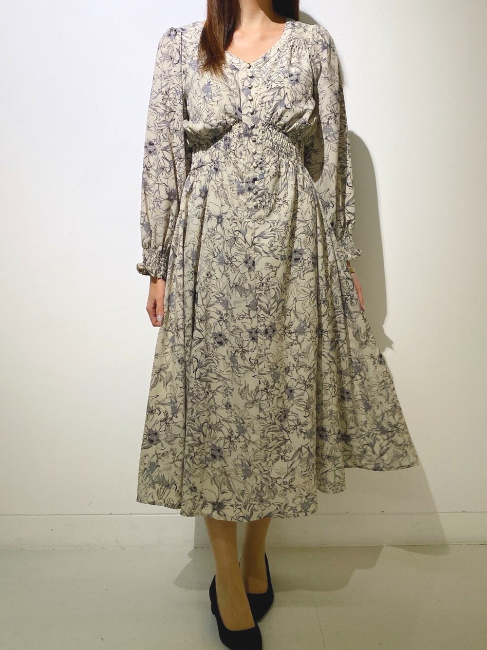 「toccocloset、トッコクローゼット、ラクチンコーデ、オトナ女子、ワンピース、花柄、シンプル」｜「tocco closetの飾りくるみ釦付きシャーリングフラワープリントワンピース（ワンピース、ブルー系）」を使った、tocco closet_JoinusYokohamaさん（レディース・160cm）の冬コーディネートの1枚目の写真