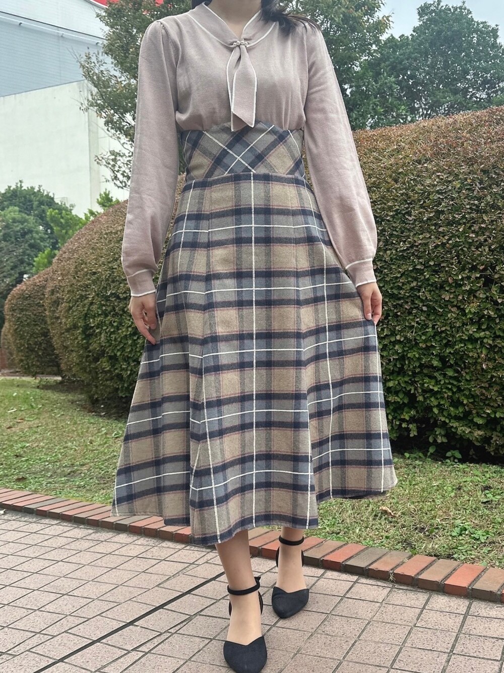 「トッコクローゼット、toccocloset、秋服、カジュアルガーリー、カラーコーデ、スカートコーデ、大人ファッション、デートコーデ、チェックスカート」｜「tocco closetのパール付き配色ボウタイニットプルオーバー（ニット/セーター、ピンク系）」を使った、tocco closet_JoinusYokohamaさん（レディース・157cm）の秋コーディネートの1枚目の写真