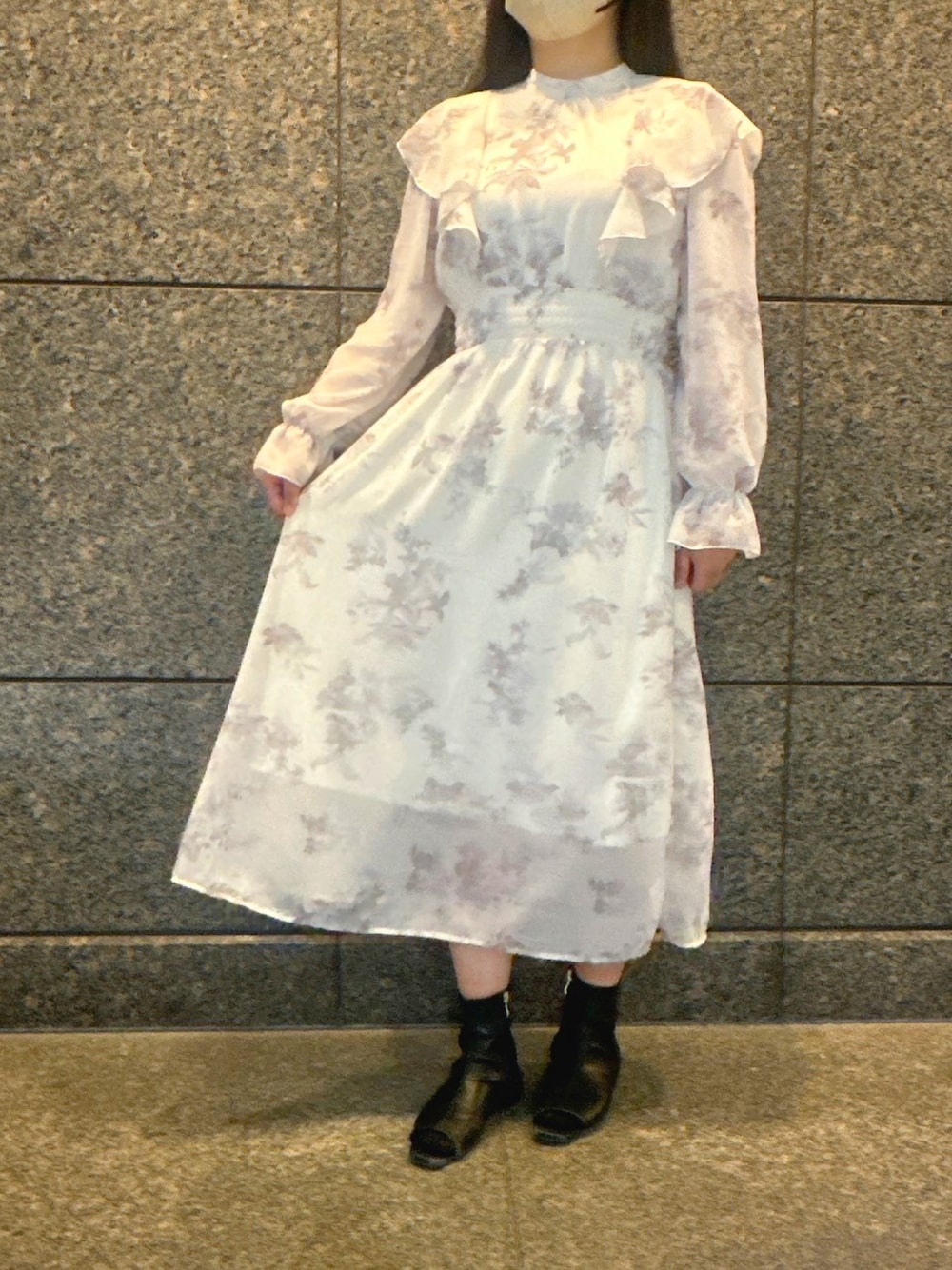 「花柄ワンピース、フェミニン、楽チンコーデ、スタッフコーデ、toccocloset、tocco」｜「tocco closetの後ろリボン付きラッフルフリルウエストシャーリングフラワープリントワンピース（ワンピース、ホワイト系）」を使った、tocco closet_JoinusYokohamaさん（レディース・160cm）の春コーディネートの1枚目の写真