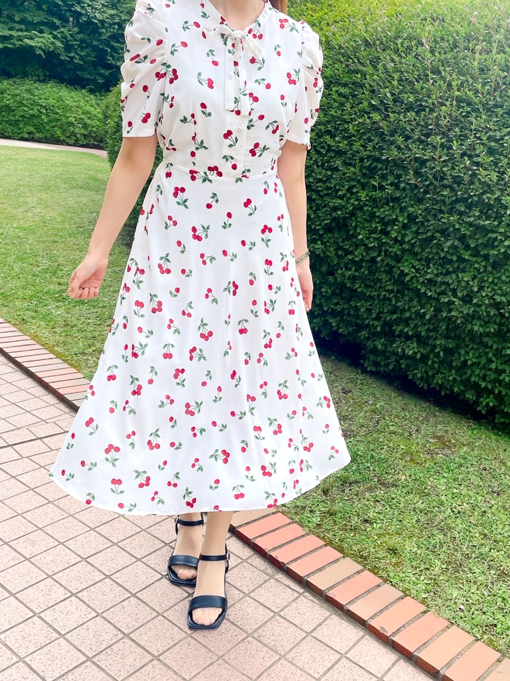 「チェリー柄、パワショル、大人ガーリー、toccocloset、tocco、スタッフコーデ」｜「tocco closetのパール釦パワーショルダーボウタイリボンチェリープリントワンピース（ワンピース、ホワイト系）」を使った、tocco closet_JoinusYokohamaさん（レディース・160cm）の夏コーディネートの1枚目の写真